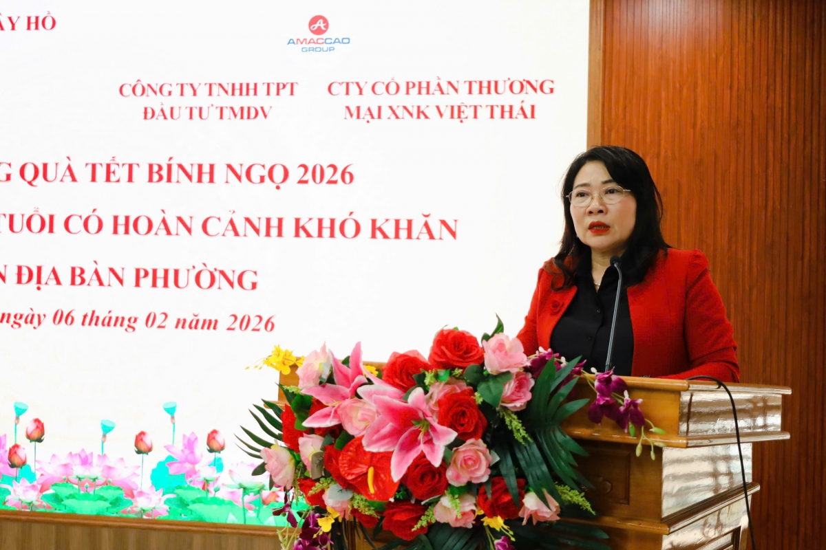 Bà Trần Thị Thu Hường phát biểu tại buổi trao quà Bà Trần Thị Thu Hường phát biểu tại buổi trao quà