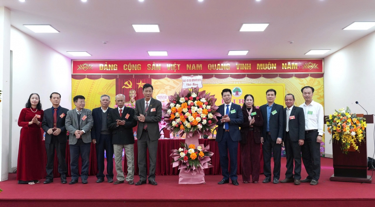 Lãnh đạo phường Yên Nghĩa tặng hoa chúc mừng Đại hội Lãnh đạo phường Yên Nghĩa tặng hoa chúc mừng Đại hội