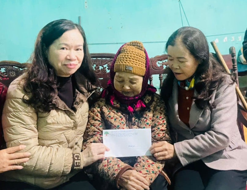 Lãnh đạo Hội NCT tỉnh Thái Nguyên chuyển trao quà của Ngân hàng TMCP (MB) cho NCT hoàn cảnh khó khăn phường Đức Xuân