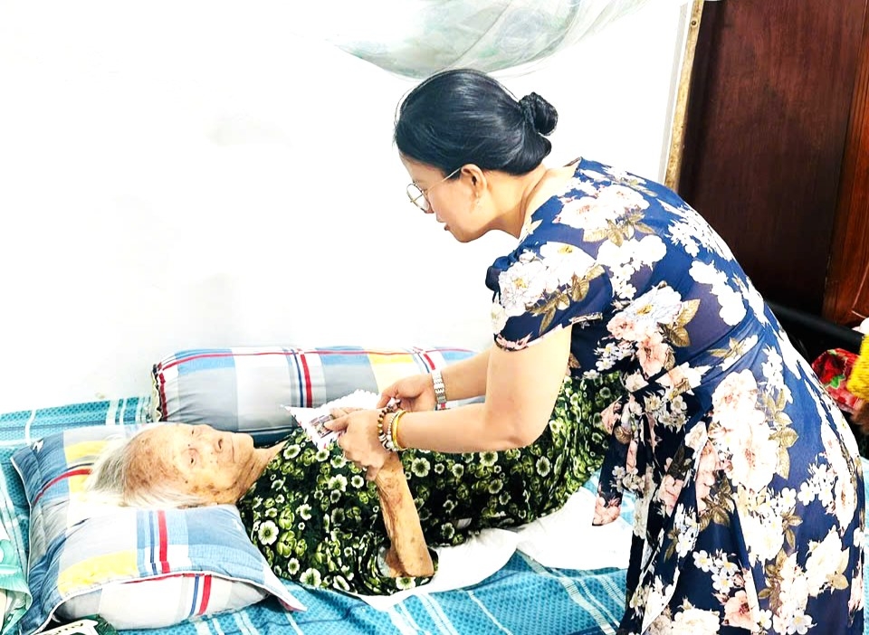 Hội NCT đặc khu Côn Đảo phối hợp với nhà tài trợ trao 100 suất quà đến NCT hoàn cảnh khó khăn, số tiền 30 triệu đồng
