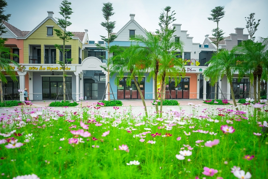 Khu thương mại dịch vụ Eco Bazaar được trang hoàng rực rỡ bởi nhiều sắc hoa Khu thương mại dịch vụ Eco Bazaar được trang hoàng rực rỡ bởi nhiều sắc hoa