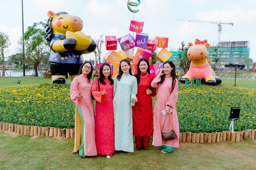 Không gian Tết tại Eco Central Park phù hợp để cư dân, du khách diện trang phục áo dài truyền thống Không gian Tết tại Eco Central Park phù hợp để cư dân, du khách diện trang phục áo dài truyền thống