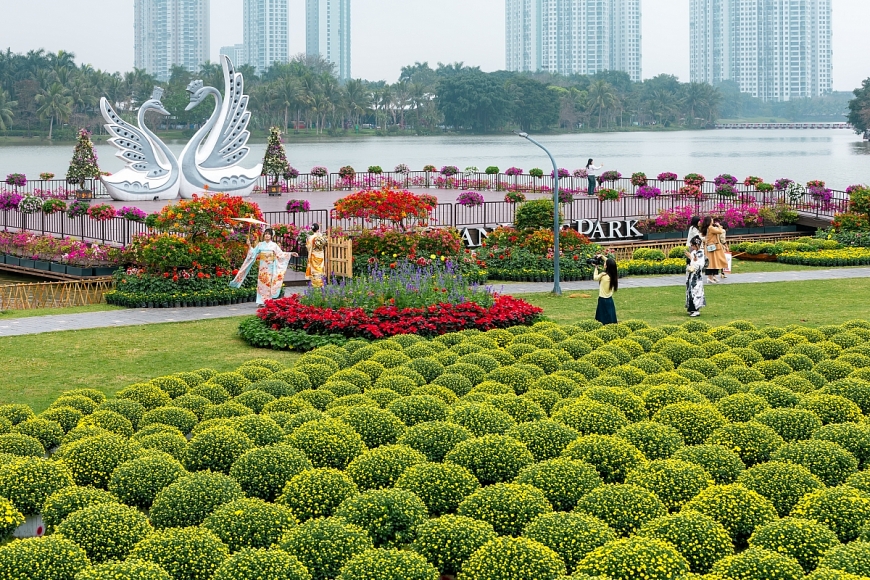 Công viên Hồ Thiên Nga, Ecopark thêm rực rỡ khi Tết đến xuân về Công viên Hồ Thiên Nga, Ecopark thêm rực rỡ khi Tết đến xuân về