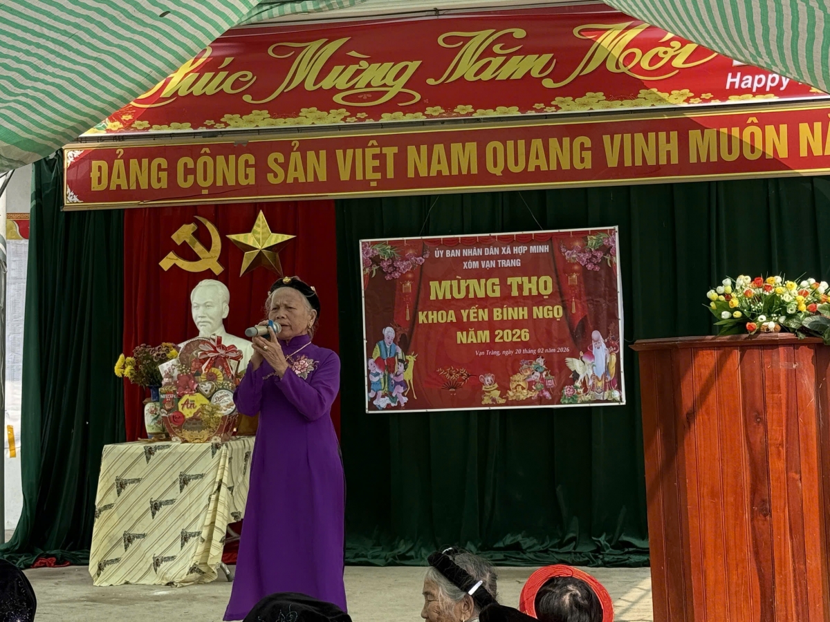 Nhiều tiết mục văn nghệ do cính những người cao tuổi xã Hợp Minh biểu diễn