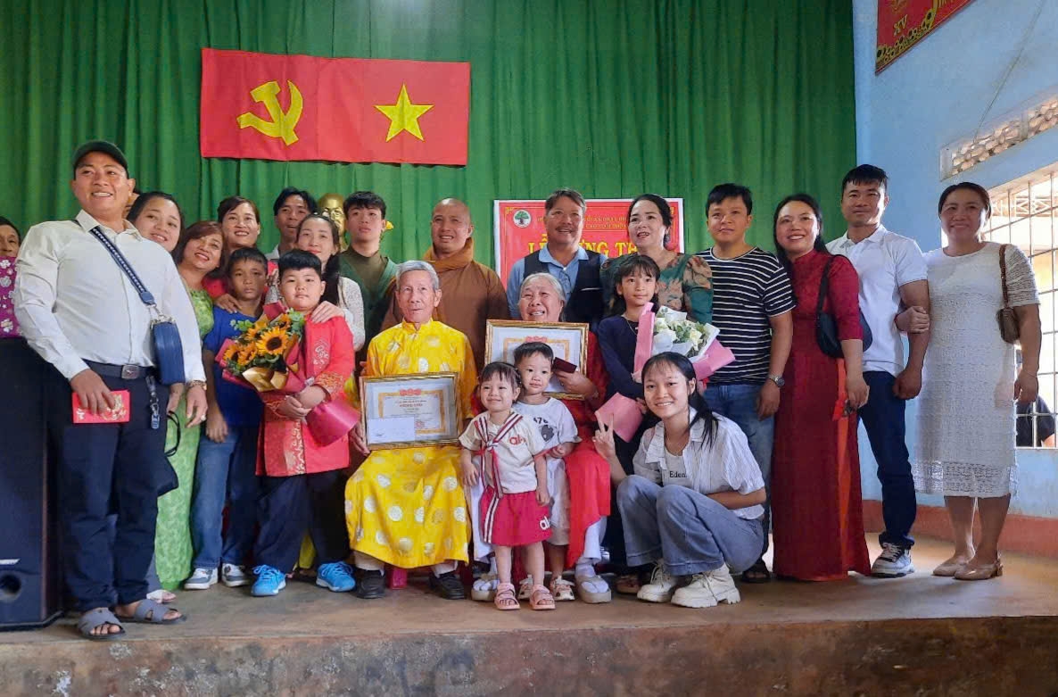 Vợ chồng Cụ Nguyễn Túi và Nguyễn Thị Có, 75 tuổi (thôn 6), nhận giấy mừng thọ chụp ảnh lưu niệm cùng con, cháu tại buổi lễ mừng thọ.