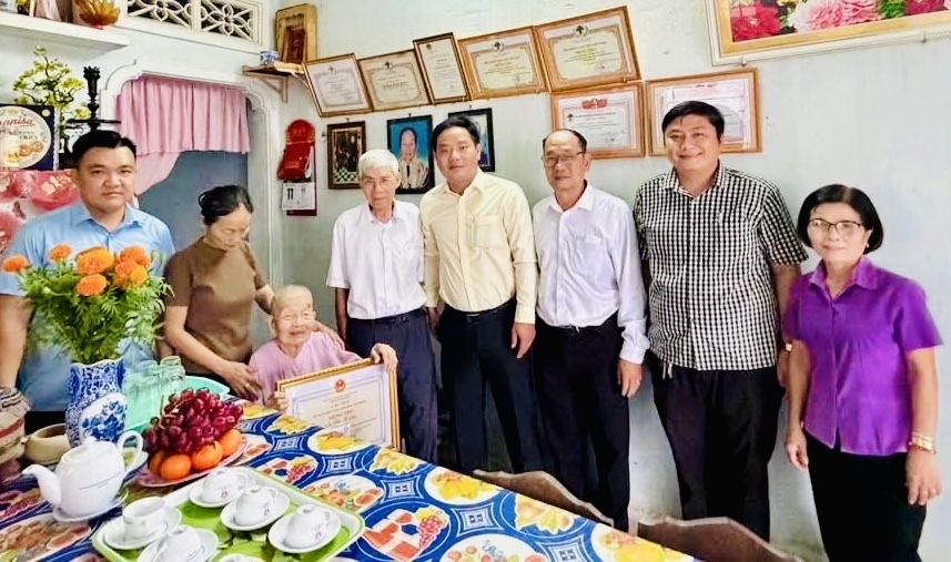 Lãnh đạo phường Lái Thiêu thăm hỏi, động viên các cụ cao tuổi. Lãnh đạo phường Lái Thiêu thăm hỏi, động viên các cụ cao tuổi.