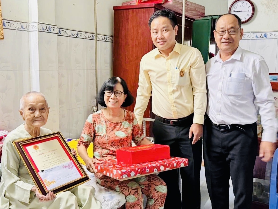Các cụ cao tuổi phường Lái Thiêu phấn khởi đón nhận quà và lời chúc mừng năm mới. Các cụ cao tuổi phường Lái Thiêu phấn khởi đón nhận quà và lời chúc mừng năm mới.