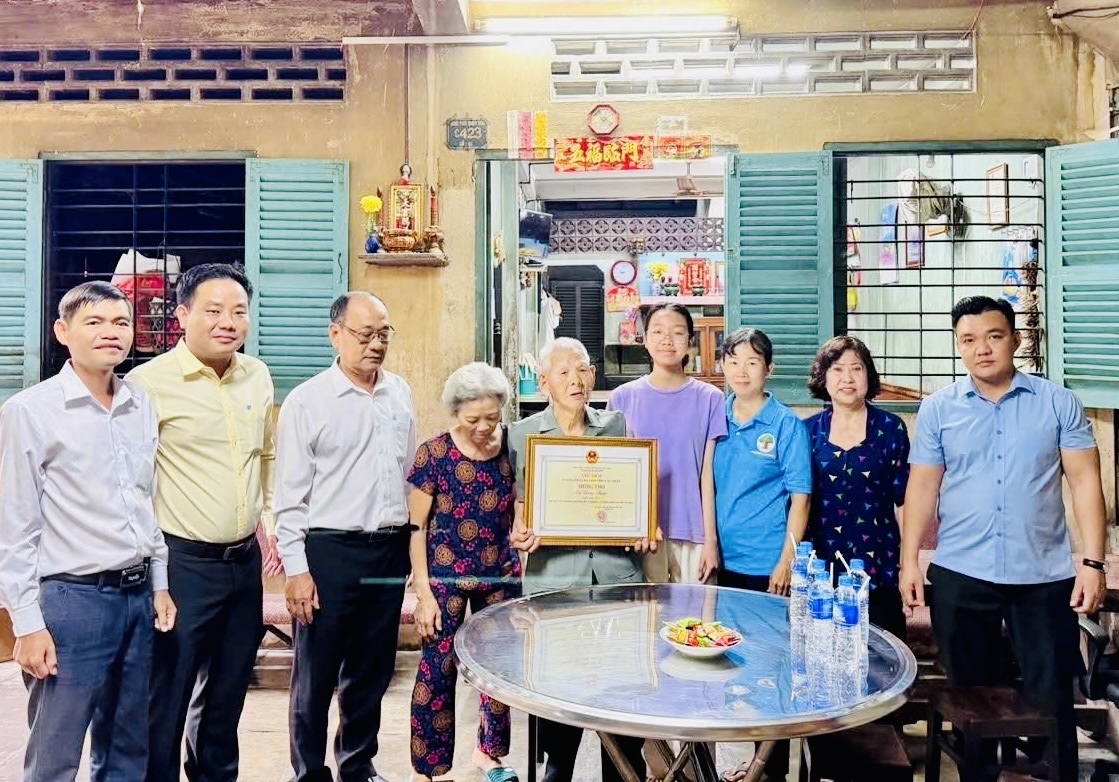 Không khí ấm cúng tại buổi chúc thọ đầu xuân do phường Lái Thiêu tổ chức. Không khí ấm cúng tại buổi chúc thọ đầu xuân do phường Lái Thiêu tổ chức.