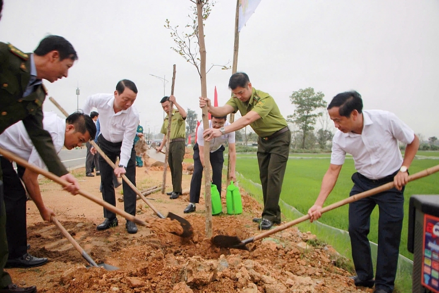 Chủ tịch UBND tỉnh Phan Thiên Định và cán bộ, Nhân dân xã Can Lộc tham gia trồng cây đầu Xuân Bính Ngọ 2026. Chủ tịch UBND tỉnh Phan Thiên Định và cán bộ, Nhân dân xã Can Lộc tham gia trồng cây đầu Xuân Bính Ngọ 2026.