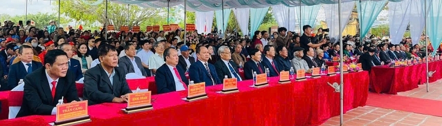 Đại biểu, các bậc cao niên và đông đảo Nhân dân tham dự lễ hội đầu Xuân