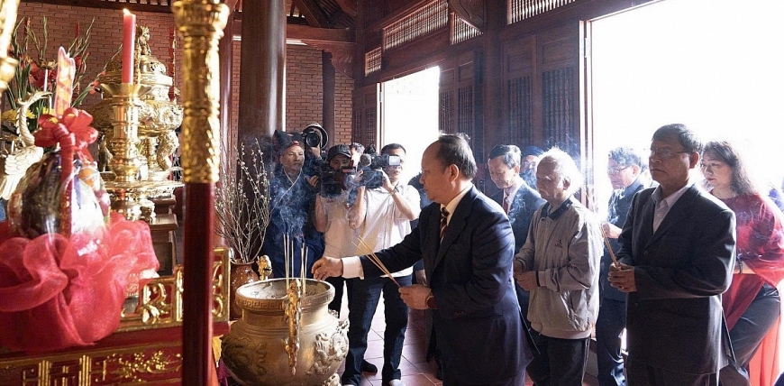 Nghi thức dâng hương trang nghiêm tại chính điện, thể hiện lòng thành kính với tiền nhân