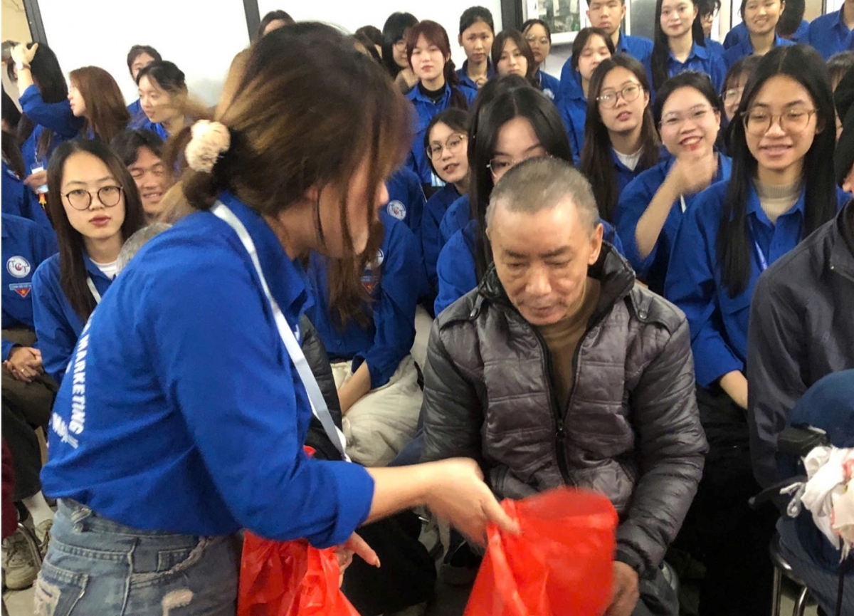 Chương trình Đông yêu thương tại Trung tâm Bảo trợ xã Hội Hường Hà Nguyệt (tỉnh Thái Nguyên))