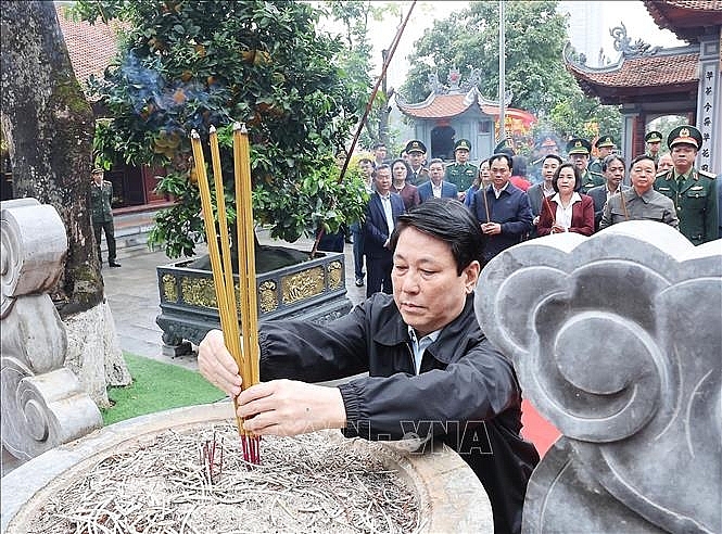 Chủ tịch nước Lương Cường và đoàn công tác dâng hương tại đền Thượng (Lào Cai) cầu cho quốc thái dân an. Ảnh: Lâm Khánh/TTXVN