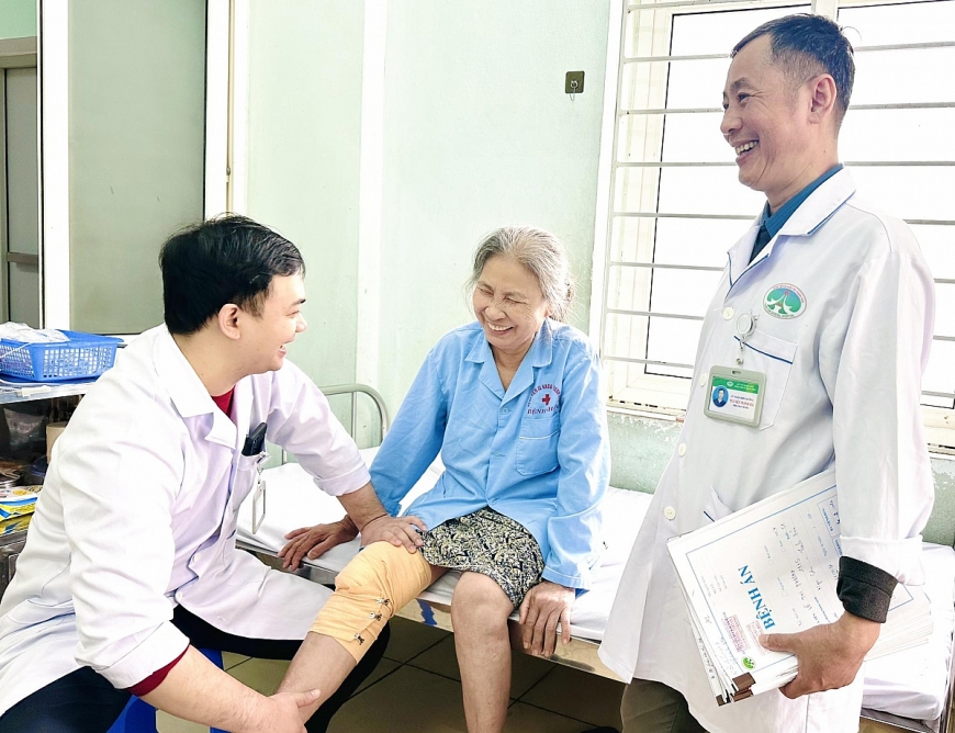 Bệnh nhân phục hồi nhanh sau phẫuthay khớp gối toàn phần bảo toàn cơ. thuật 