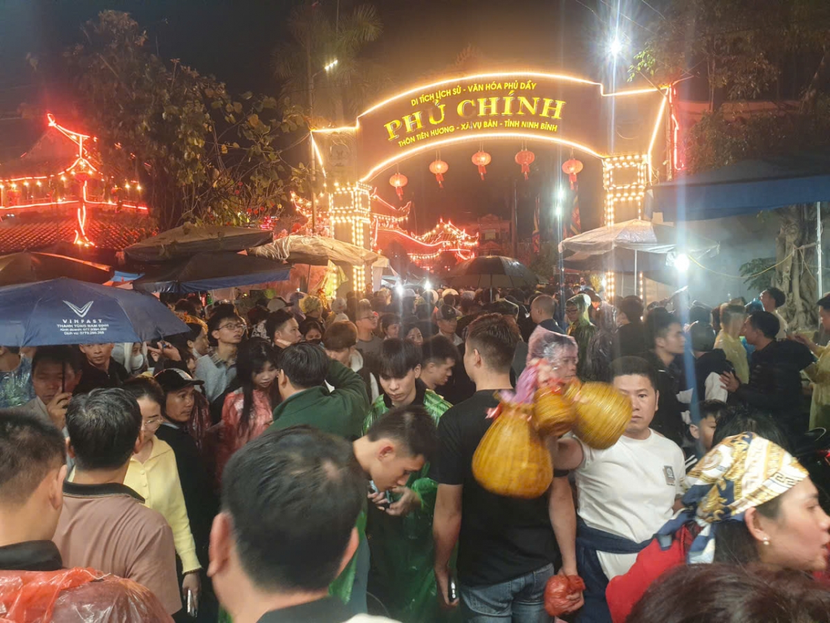 Rất đông du khách tập trung tại khu vực Phủ Chính đêm ngày 7 tháng giêng âm lịch Rất đông du khách tập trung tại khu vực Phủ Chính đêm ngày 7 tháng giêng âm lịch