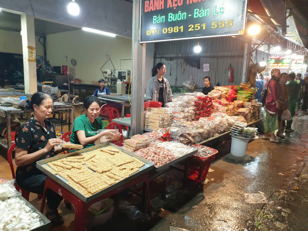 Rất nhiều mặt hàng bánh, kẹo được bầy bán tại chợ Rất nhiều mặt hàng bánh, kẹo được bầy bán tại chợ