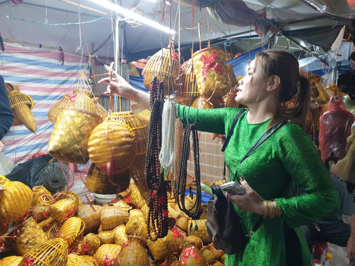 Mặt hàng nông cụ nông thôn luôn được du khách yêu thích Mặt hàng nông cụ nông thôn luôn được du khách yêu thích