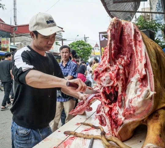 Thịt bò và bê thui mặt hàng không thể thiếu trong phin chợ Thịt bò và bê thui mặt hàng không thể thiếu trong phin chợ