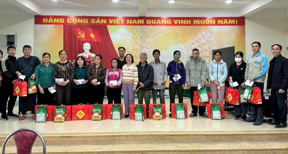 Trao quà hỗ trợ NCT hoàn cảnh khó khăn xã Thư Lâm trước thềm Xuân Bính Ngọ 2026