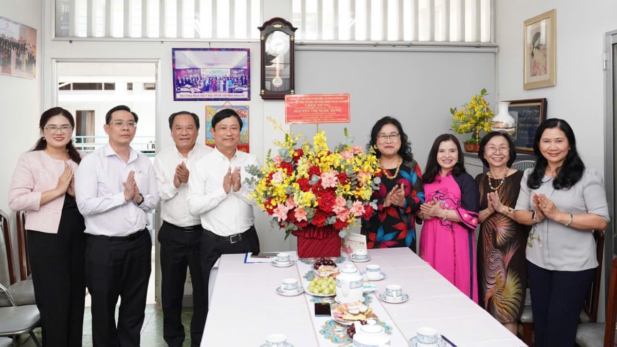 Đồng chí Võ Văn Minh - Ủy viên Trung ương Đảng, Phó Bí thư Thành ủy, Chủ tịch HĐND Thành phố cùng đoàn công tác thăm hỏi, chúc mừng PGS.TS.BS Nguyễn Thị Ngọc Dung. Đồng chí Võ Văn Minh - Ủy viên Trung ương Đảng, Phó Bí thư Thành ủy, Chủ tịch HĐND Thành phố cùng đoàn công tác thăm hỏi, chúc mừng PGS.TS.BS Nguyễn Thị Ngọc Dung.
