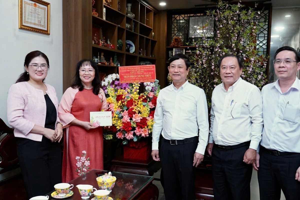 Đồng chí Võ Văn Minh - Ủy viên Trung ương Đảng, Phó Bí thư Thành ủy, Chủ tịch HĐND Thành phố chúc mừng GS.TS.BS Trần Phan Chung Thủy. Đồng chí Võ Văn Minh - Ủy viên Trung ương Đảng, Phó Bí thư Thành ủy, Chủ tịch HĐND Thành phố chúc mừng GS.TS.BS Trần Phan Chung Thủy.
