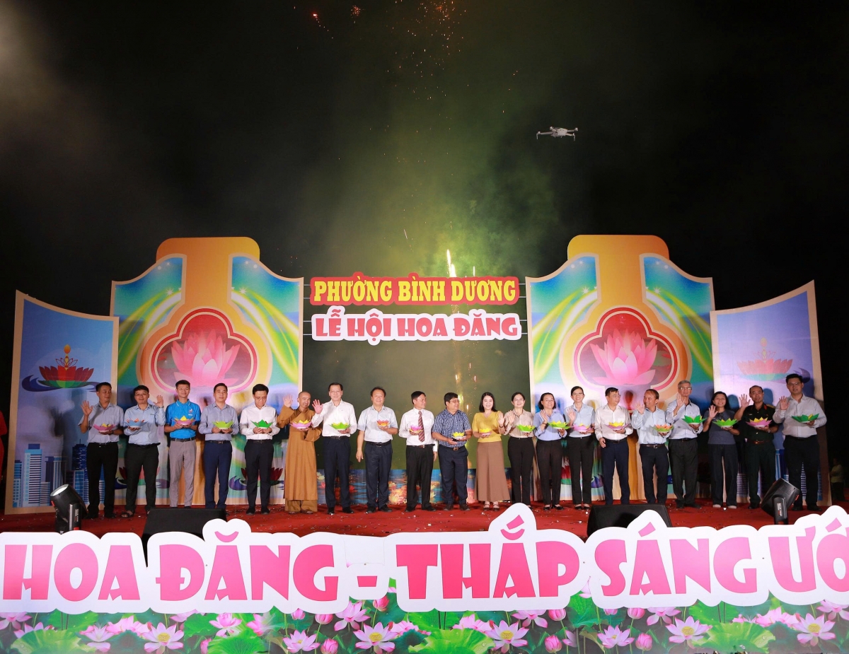 Lãnh đạo và đông đảo người dân tham dự Lễ hội Hoa đăng tại công viên đường Lê Lợi, phường Bình Dương, với hơn 5.000 hoa đăng được thắp sáng trên mặt hồ.