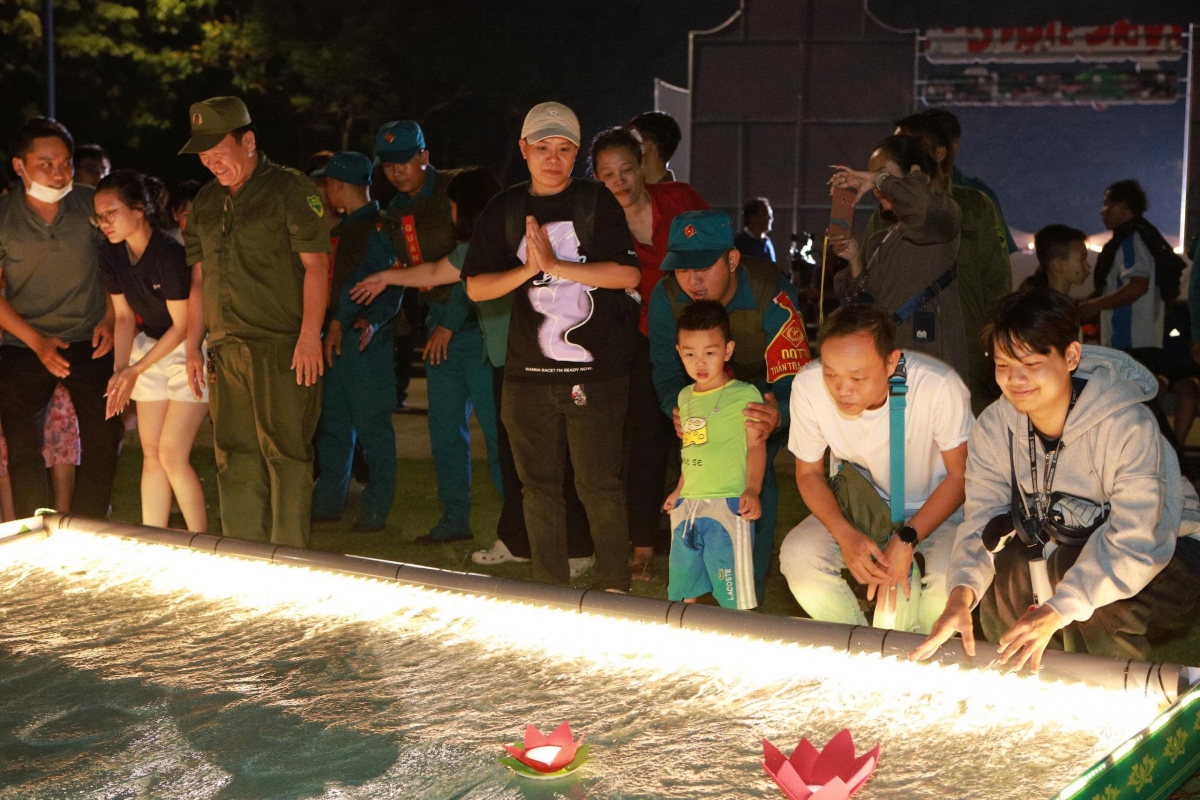 Nghi thức thả hoa đăng trong đêm hội tại phường Bình Dương diễn ra trang trọng, lan tỏa ước nguyện bình an, hạnh phúc đầu xuân.