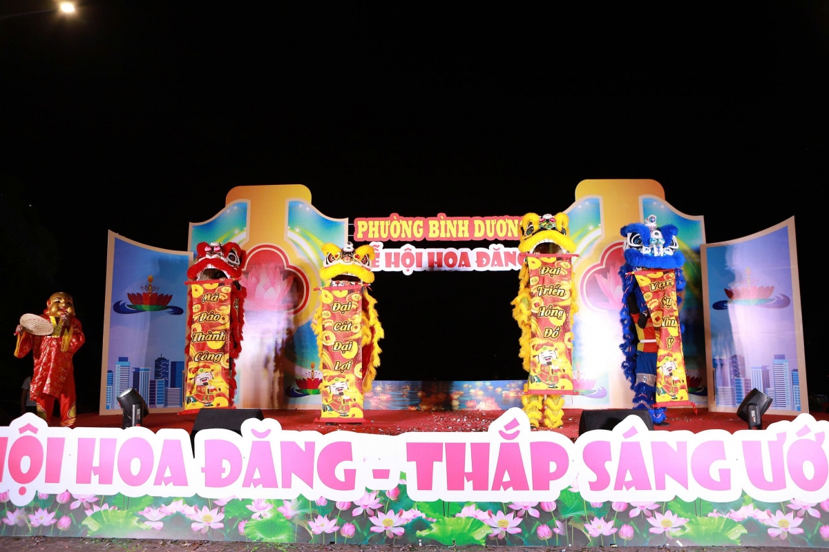 Đội Lân - Sư - Rồng biểu diễn sôi động tại Lễ hội Hoa đăng ở phường Bình Dương, khuấy động không khí rộn ràng những ngày đầu xuân.