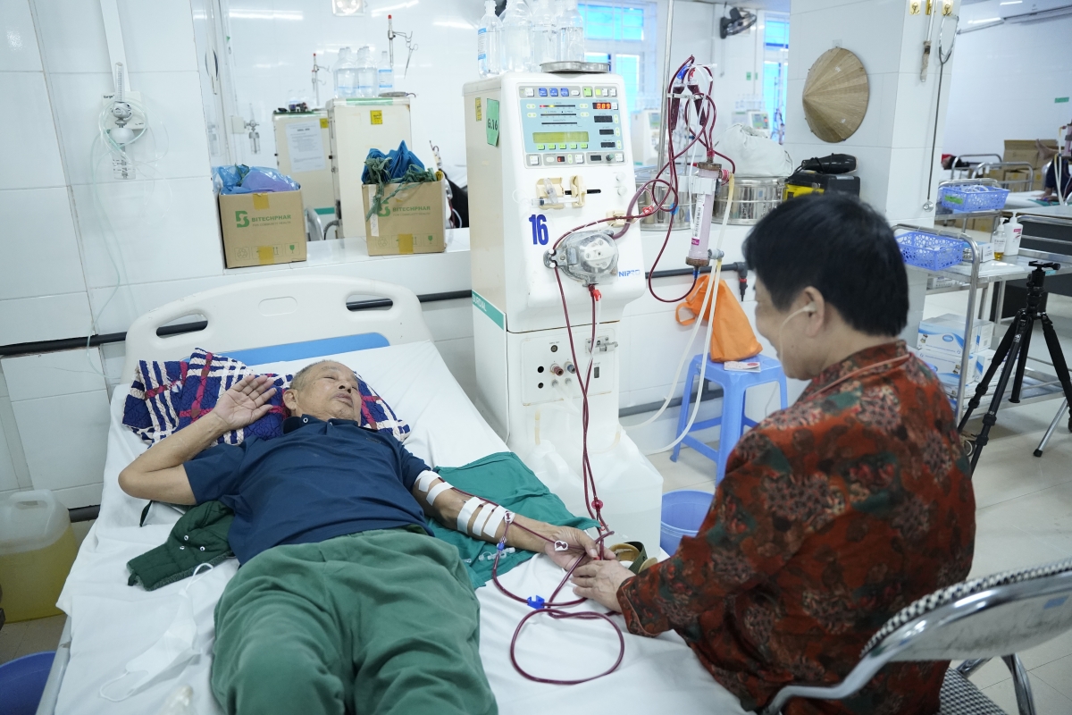 Hai ông bà vẫn nắm tay nhau đi qua những dốc dài