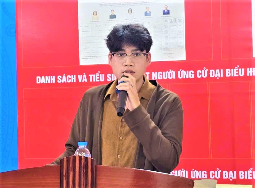 Tân binh Hoàng Xuân Minh đại diện các tân binh phát biểu