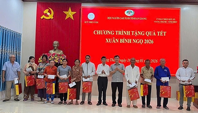 Lãnh đạo Hội NCT tỉnh trao quà cho NCT có hoàn cảnh khó khăn vui Xuân, đón Tết. Lãnh đạo Hội NCT tỉnh trao quà cho NCT có hoàn cảnh khó khăn vui Xuân, đón Tết.