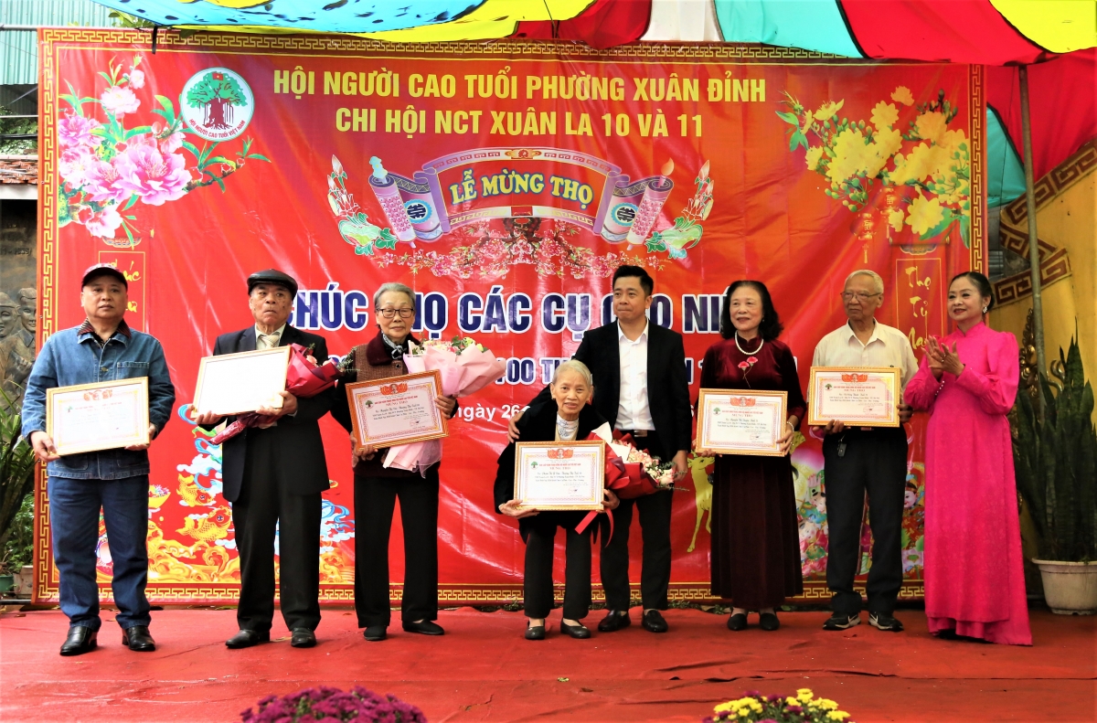 Lãnh đạo địa phương và Hội NCT trao Bằng mừng thọ và quà cho NCT Lãnh đạo địa phương và Hội NCT trao Bằng mừng thọ và quà cho NCT