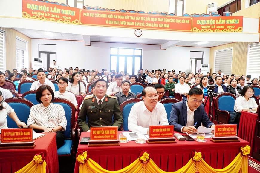 uang cảnh buổi Hội nghị tiếp xúc cử tri.