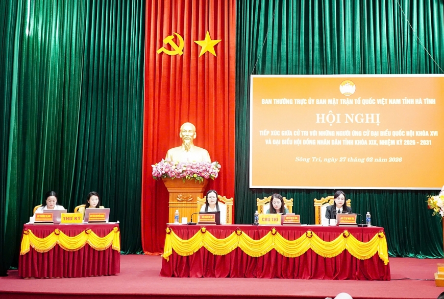 Đoàn Chủ trì Hội nghị.