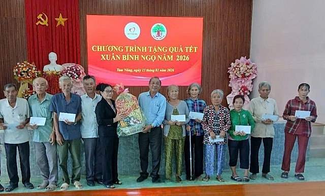 Ông Nguyễn Ngọc Minh, Chủ tịch Hội NCT tỉnh trao quà Tết cho NCT có hoàn cảnh khó khăn tại xã Tam Nông. Ông Nguyễn Ngọc Minh, Chủ tịch Hội NCT tỉnh trao quà Tết cho NCT có hoàn cảnh khó khăn tại xã Tam Nông.