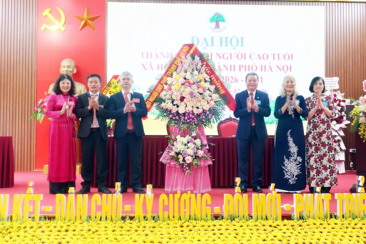 Lãnh đạo Hội NCT TP Hà Nội tặng hoa chúc mừng Đại hội Lãnh đạo Hội NCT TP Hà Nội tặng hoa chúc mừng Đại hội