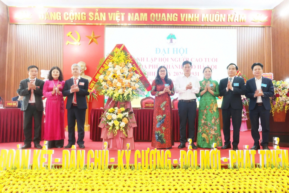 Lãnh đạo xã Hòa Phú tặng hoa chúc mừng Đại hội Lãnh đạo xã Hòa Phú tặng hoa chúc mừng Đại hội