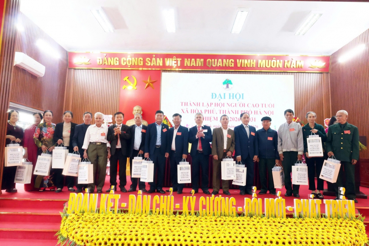 Tặng quà tri ân cán bộ không tham gia Ban Chấp hành khóa mới Tặng quà tri ân cán bộ không tham gia Ban Chấp hành khóa mới