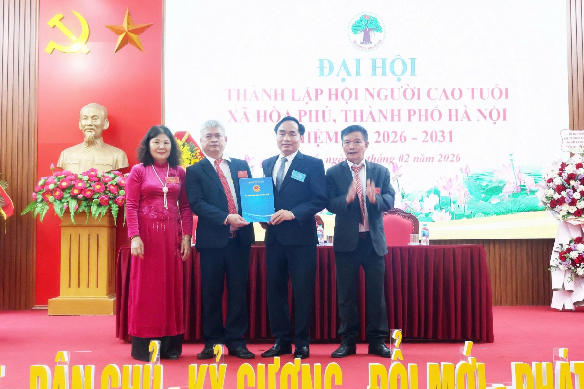 Trao Quyết định thành lập Hội NCT xã Hòa Phú Trao Quyết định thành lập Hội NCT xã Hòa Phú