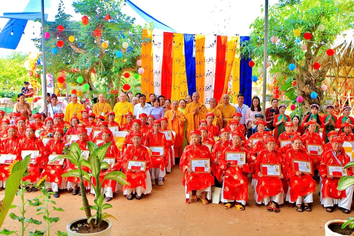 Gần 100 người cao tuổi xã Lộc Tấn được mừng thọ trang trọng tại Chùa Linh Sơn trong không khí ấm áp đầu xuân Bính Ngọ. Gần 100 người cao tuổi xã Lộc Tấn được mừng thọ trang trọng tại Chùa Linh Sơn trong không khí ấm áp đầu xuân Bính Ngọ.