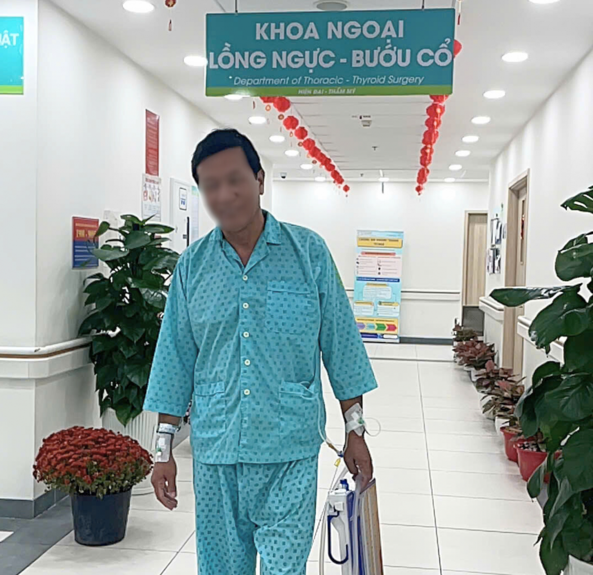 Bệnh viện Bình Dân vừa thực hiện thành công ca phẫu thuật robot cắt thùy dưới phổi trái cho một bệnh nhân mắc phổi biệt lập nội thùy – đánh dấu trường hợp đầu tiên tại Việt Nam điều trị bệnh lý này bằng công nghệ robot Bệnh viện Bình Dân vừa thực hiện thành công ca phẫu thuật robot cắt thùy dưới phổi trái cho một bệnh nhân mắc phổi biệt lập nội thùy – đánh dấu trường hợp đầu tiên tại Việt Nam điều trị bệnh lý này bằng công nghệ robot