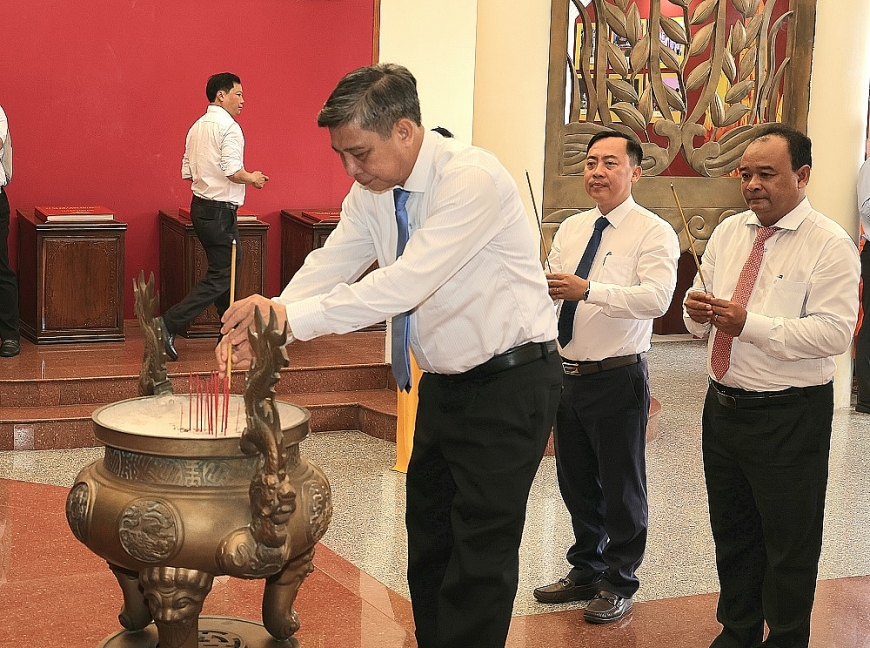 Lãnh đạo TP. Cần Thơ dâng hương Chủ tịch Hồ Chí Minh Lãnh đạo TP. Cần Thơ dâng hương Chủ tịch Hồ Chí Minh