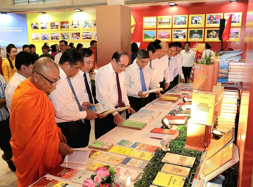 Lãnh đạo TP. Cần Thơ tham quan không gian trưng bày, triển lãm Lãnh đạo TP. Cần Thơ tham quan không gian trưng bày, triển lãm