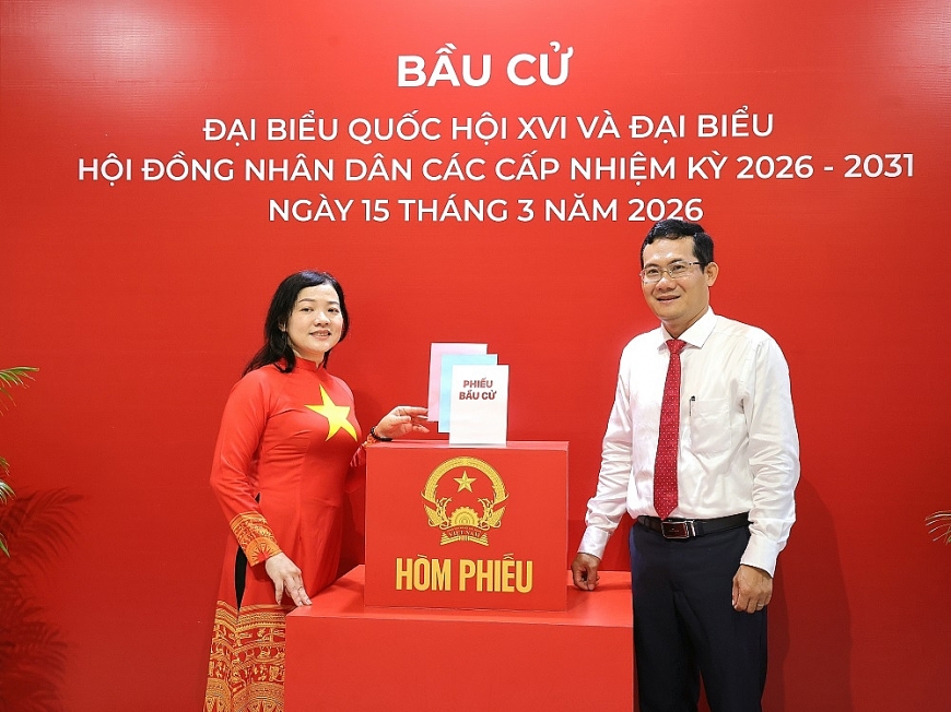 Các hiện vật như tranh cổ động tuyên truyền bầu cử, thẻ đại biểu Quốc hội, thẻ cử tri… giúp người xem hiểu rõ hơn về sự phát triển của nền dân chủ Việt Nam cũng như vai trò của Quốc hội và HĐND trong đời sống chính trị – xã hội Các hiện vật như tranh cổ động tuyên truyền bầu cử, thẻ đại biểu Quốc hội, thẻ cử tri… giúp người xem hiểu rõ hơn về sự phát triển của nền dân chủ Việt Nam cũng như vai trò của Quốc hội và HĐND trong đời sống chính trị – xã hội