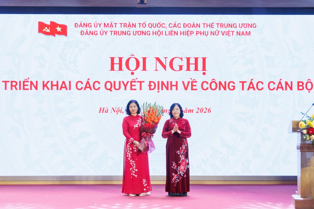Chủ tịch UBTƯ MTTQ Việt Nam Bùi Thị Minh Hoài trao quyết định, tặng hoa chúc mừng bà Nguyễn Thị Tuyến Chủ tịch UBTƯ MTTQ Việt Nam Bùi Thị Minh Hoài trao quyết định, tặng hoa chúc mừng bà Nguyễn Thị Tuyến