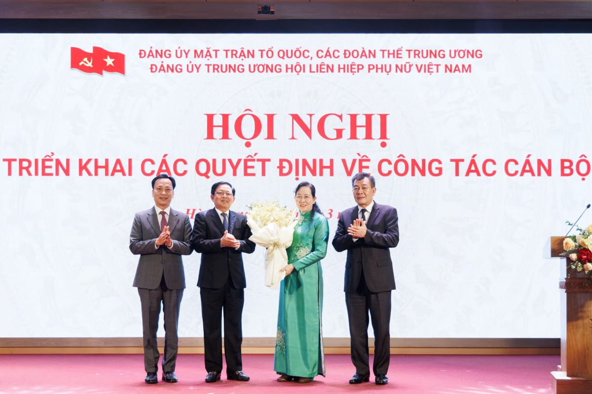 Phó Thủ tướng Hồ Quốc Dũng tặng hoa chúc mừng bà Lê Thị Thủy Phó Thủ tướng Hồ Quốc Dũng tặng hoa chúc mừng bà Lê Thị Thủy
