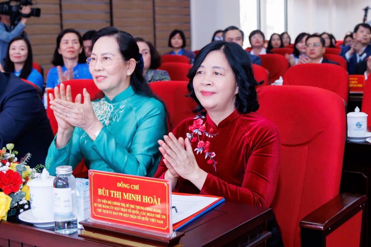 Ủy viên Bộ Chính trị, Bí thư Trung ương Đảng, Bí thư Đảng ủy MTTQ, các đoàn thể Trung ương, Chủ tịch UBTƯ MTTQ Việt Nam Bùi Thị Minh Hoài cùng các đại biểu dự hội nghị Ủy viên Bộ Chính trị, Bí thư Trung ương Đảng, Bí thư Đảng ủy MTTQ, các đoàn thể Trung ương, Chủ tịch UBTƯ MTTQ Việt Nam Bùi Thị Minh Hoài cùng các đại biểu dự hội nghị