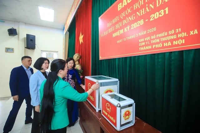 Bà Phùng Thị Hồng Hà - Chủ tịch Ủy ban Bầu cử Thành phố Hà Nội trao đổi về công tác bảo đảm an ninh trong khu vực bỏ phiếu (Ảnh: Hữu Thắng) Bà Phùng Thị Hồng Hà - Chủ tịch Ủy ban Bầu cử Thành phố Hà Nội trao đổi về công tác bảo đảm an ninh trong khu vực bỏ phiếu (Ảnh: Hữu Thắng)