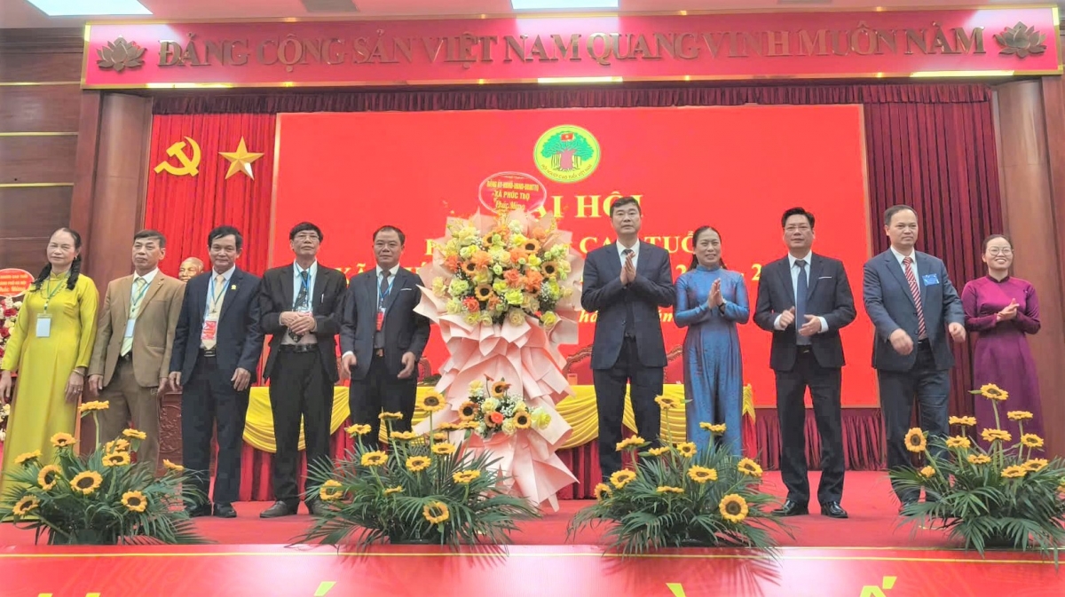Lãnh đạo xã Phúc Thọ tặng hoa chúc mừng Đại hội Lãnh đạo xã Phúc Thọ tặng hoa chúc mừng Đại hội