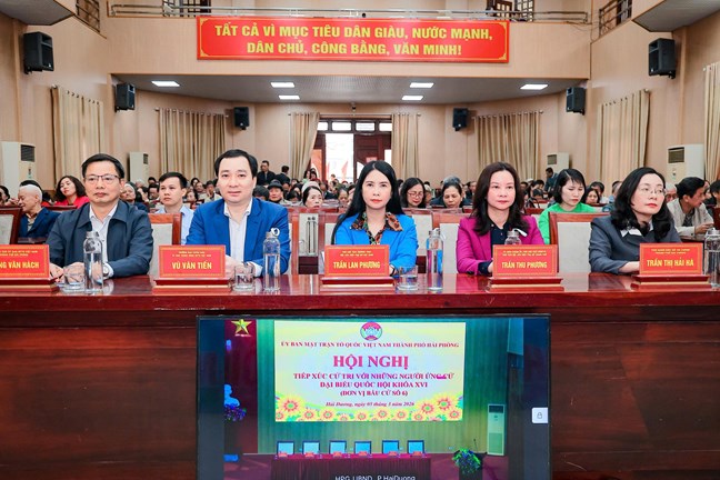 Cử tri kỳ vọng vào chương trình hành động của ông Vũ Văn Tiến Cử tri kỳ vọng vào chương trình hành động của ông Vũ Văn Tiến